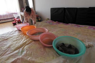 嘉黎楼上漏水，住户失联，小区没物管，业主维权难！律师来支招……